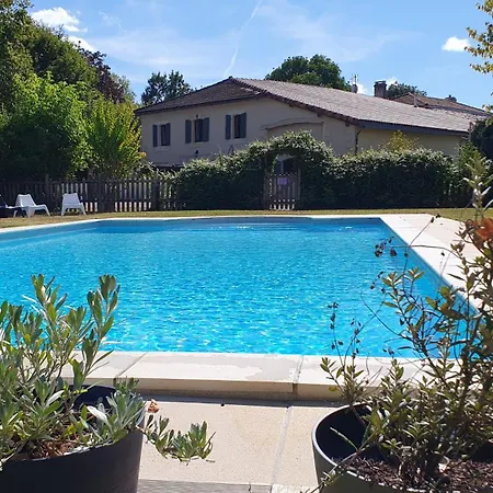 Domaine Bardon - Deux Avec Piscine Pouvant Accueillir Jusqu'a 15 Personnes A La Campagne, Charente-maritime *