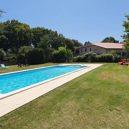 Domaine Bardon - Deux Avec Piscine Pouvant Accueillir Jusqu'à 15 Personnes à La Campagne, Charente-maritime Chaunac