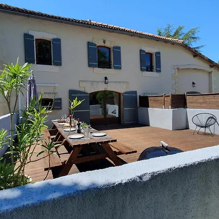 Domaine Bardon - Deux Avec Piscine Pouvant Accueillir Jusqu'a 15 Personnes A La Campagne, Charente-maritime * Chaunac