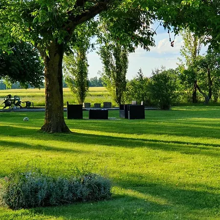 Domaine Bardon - Deux Avec Piscine Pouvant Accueillir Jusqu'à 15 Personnes à La Campagne, Charente-maritime