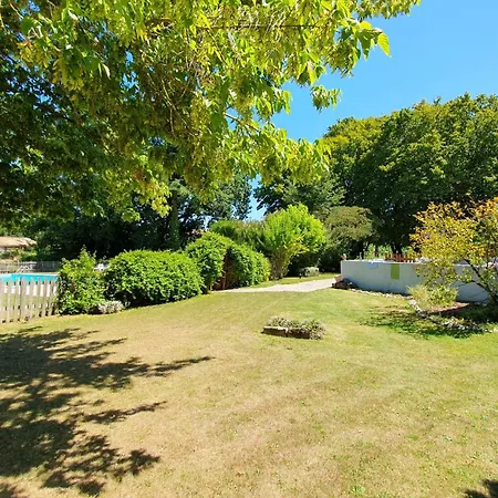 Domaine Bardon - Deux Avec Piscine Pouvant Accueillir Jusqu'à 15 Personnes à La Campagne, Charente-maritime Casa vacanze *