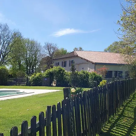 Domaine Bardon - Deux Avec Piscine Pouvant Accueillir Jusqu'a 15 Personnes A La Campagne, Charente-maritime * Chaunac