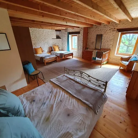 Tatil Evi Domaine Bardon - Deux Avec Piscine Pouvant Accueillir Jusqu'a 14 Personnes A La Campagne, Charente-maritime *