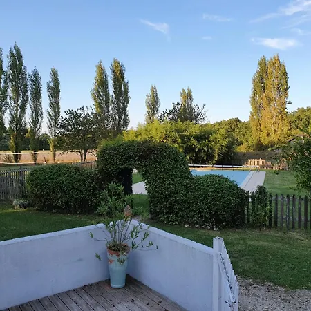 Domaine Bardon - Deux Avec Piscine Pouvant Accueillir Jusqu'a 15 Personnes A La Campagne, Charente-maritime * Chaunac