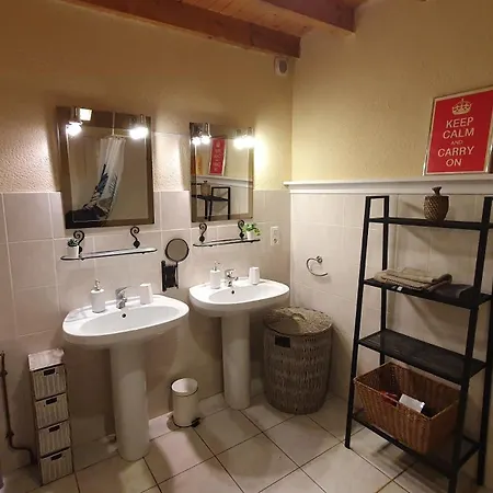 Casa vacanze Domaine Bardon - Deux Avec Piscine Pouvant Accueillir Jusqu'à 15 Personnes à La Campagne, Charente-maritime