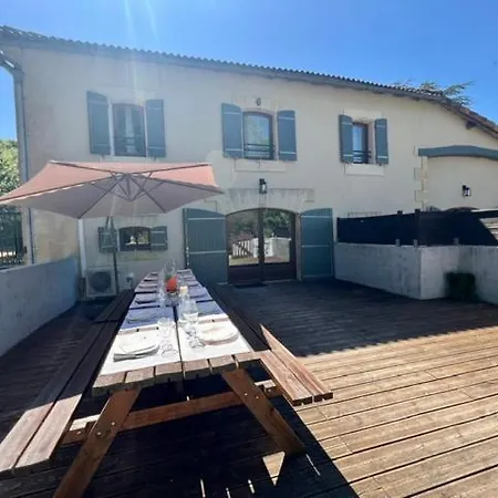 Domaine Bardon - Deux Avec Piscine Pouvant Accueillir Jusqu'a 14 Personnes A La Campagne, Charente-maritime * Chaunac