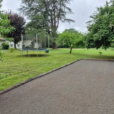 Domaine Bardon - Deux Avec Piscine Pouvant Accueillir Jusqu'a 14 Personnes A La Campagne, Charente-maritime Tatil Evi