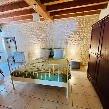 Tatil Evi Domaine Bardon - Deux Avec Piscine Pouvant Accueillir Jusqu'a 14 Personnes A La Campagne, Charente-maritime Chaunac