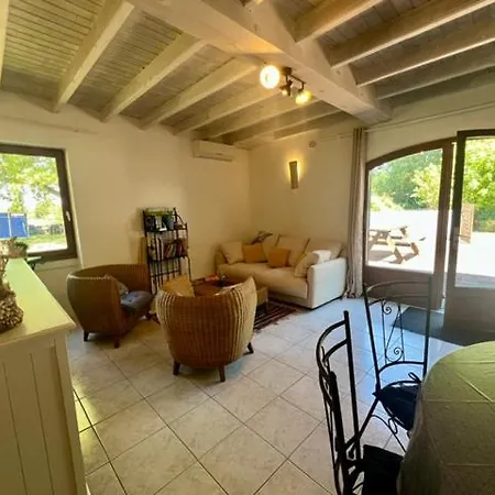 Domaine Bardon - Deux Avec Piscine Pouvant Accueillir Jusqu'a 14 Personnes A La Campagne, Charente-maritime Chaunac