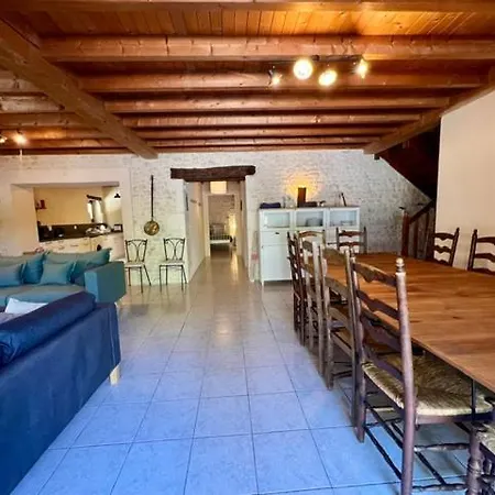 Tatil Evi Domaine Bardon - Deux Avec Piscine Pouvant Accueillir Jusqu'a 14 Personnes A La Campagne, Charente-maritime