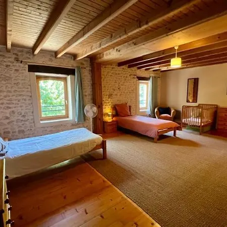 Domaine Bardon - Deux Avec Piscine Pouvant Accueillir Jusqu'a 14 Personnes A La Campagne, Charente-maritime * Chaunac