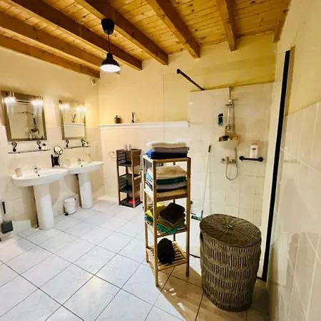Domaine Bardon - Deux Avec Piscine Pouvant Accueillir Jusqu'a 14 Personnes A La Campagne, Charente-maritime *