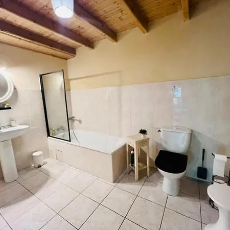 Tatil Evi Domaine Bardon - Deux Avec Piscine Pouvant Accueillir Jusqu'a 14 Personnes A La Campagne, Charente-maritime Chaunac