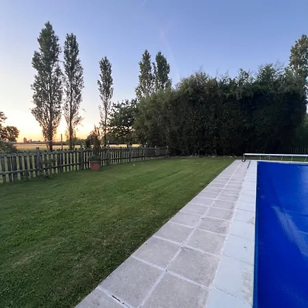 Domaine Bardon - Deux Avec Piscine Pouvant Accueillir Jusqu'a 14 Personnes A La Campagne, Charente-maritime