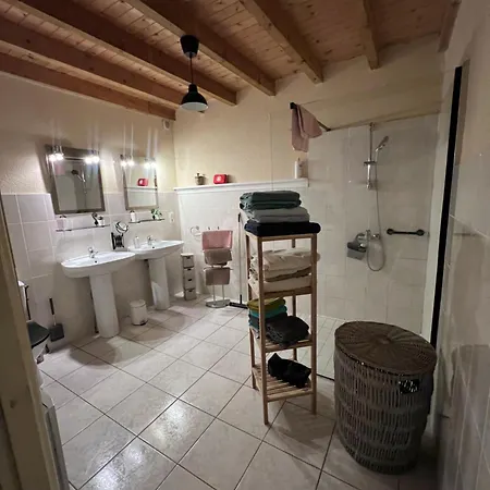 Domaine Bardon - Deux Avec Piscine Pouvant Accueillir Jusqu'a 14 Personnes A La Campagne, Charente-maritime